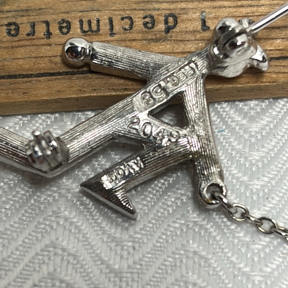 Curling themed 🥌 lapel pin with some bling - Picture 6 of 7